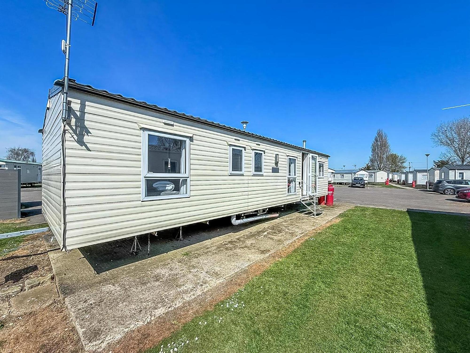 10 Berth Caravan For Hire At Seawick Holiday Park In Essex Ref 27102Sw Clacton-on-Sea Esterno foto