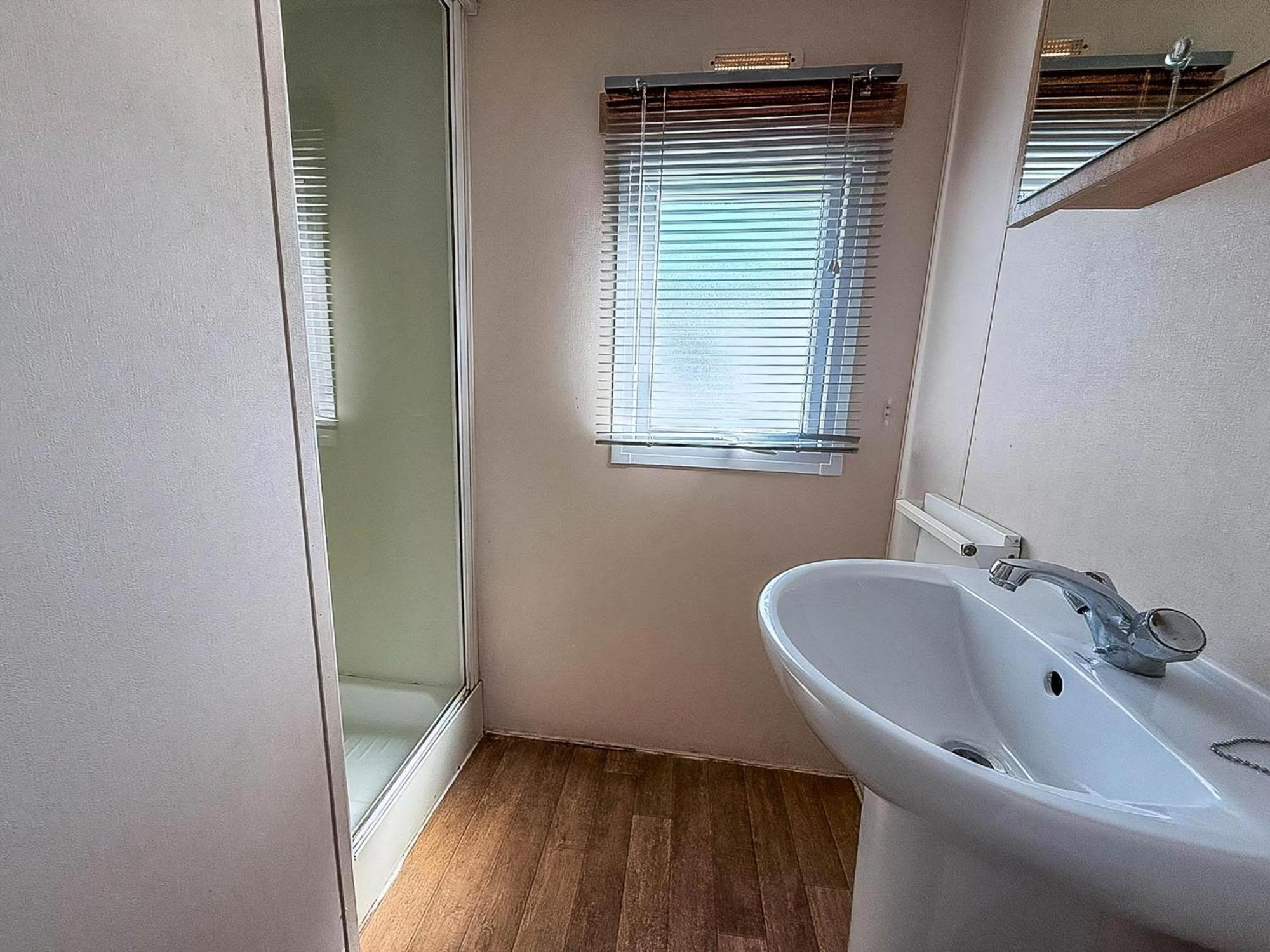 10 Berth Caravan For Hire At Seawick Holiday Park In Essex Ref 27102Sw Clacton-on-Sea Esterno foto