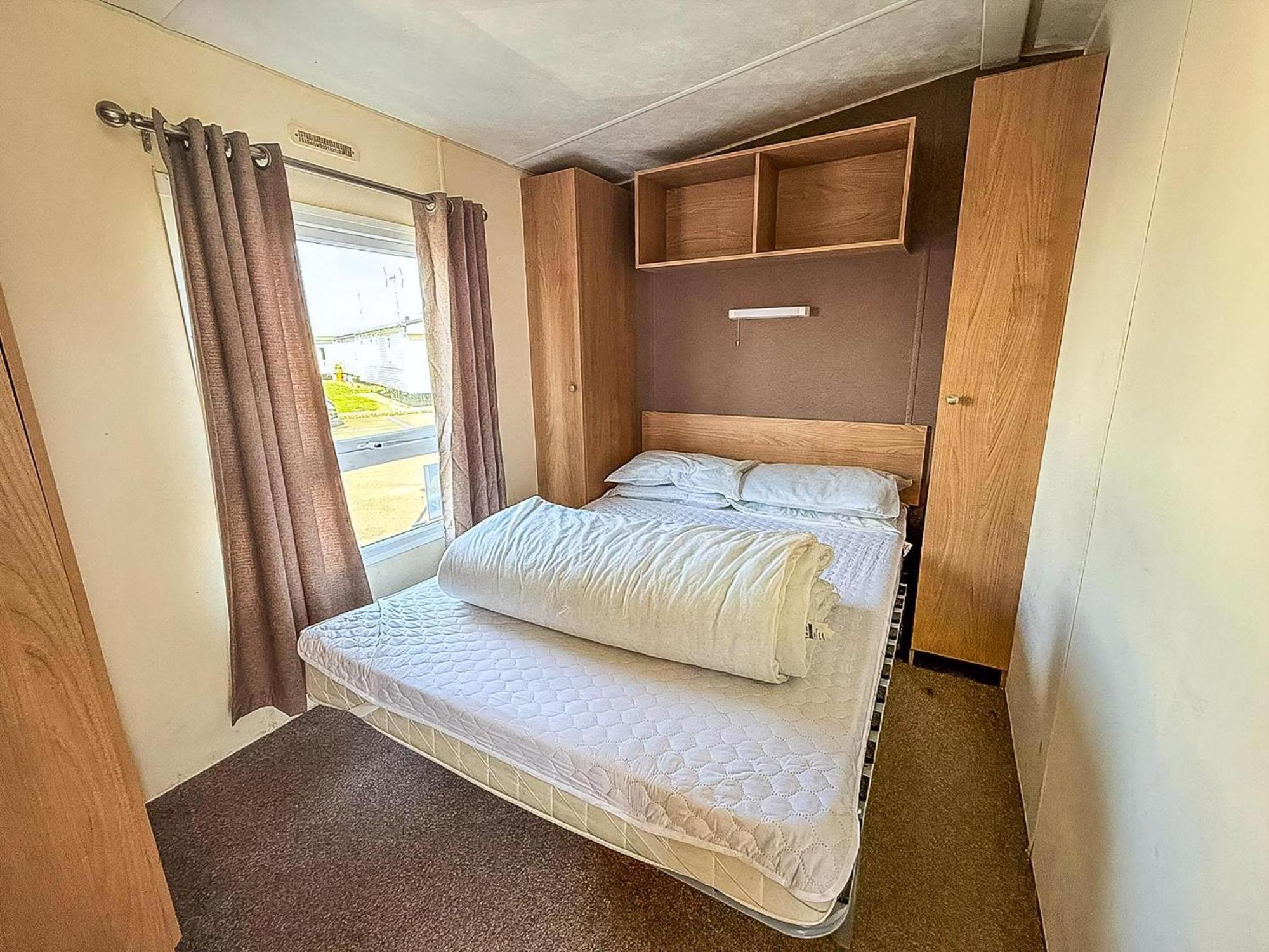 10 Berth Caravan For Hire At Seawick Holiday Park In Essex Ref 27102Sw Clacton-on-Sea Esterno foto
