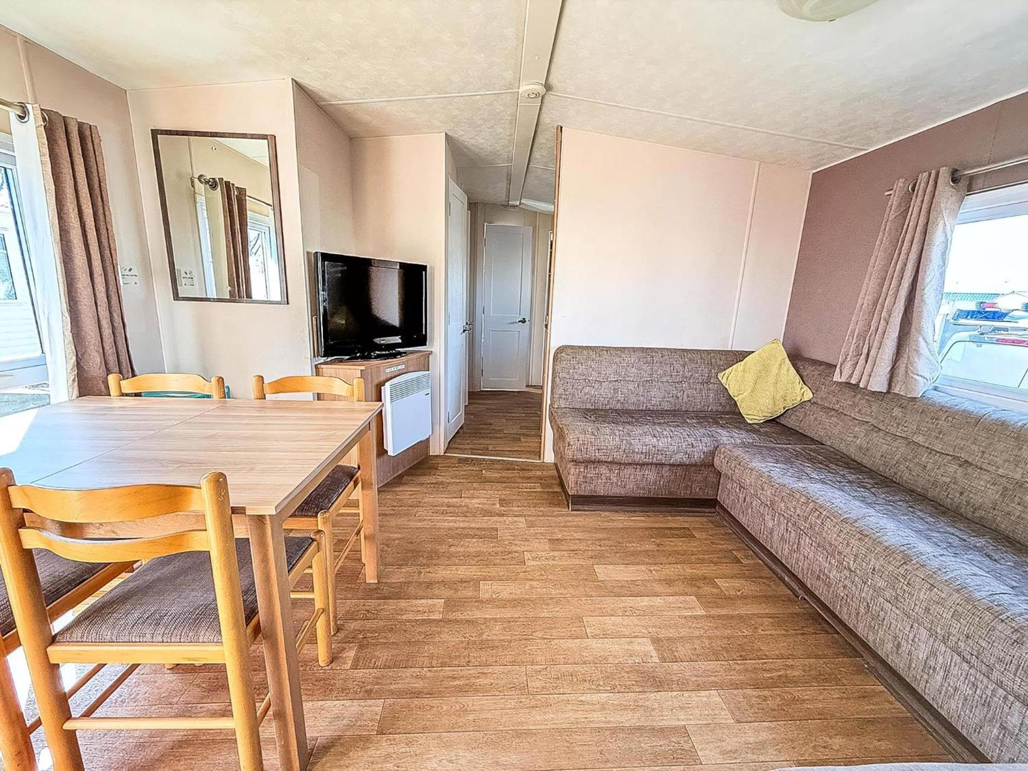 10 Berth Caravan For Hire At Seawick Holiday Park In Essex Ref 27102Sw Clacton-on-Sea Esterno foto