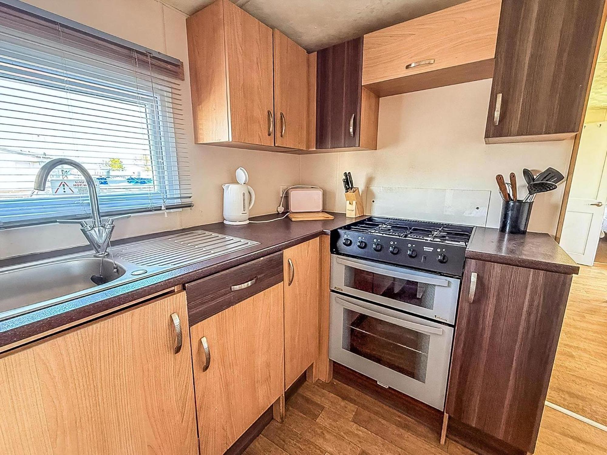 10 Berth Caravan For Hire At Seawick Holiday Park In Essex Ref 27102Sw Clacton-on-Sea Esterno foto